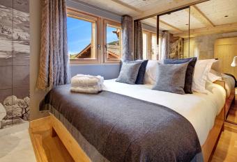 Chalet-H  tel Inarpa has rooms with a private hot tub