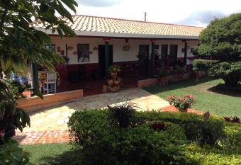 Villa Liliana Lodge Mesa de los Santos allows 18 year olds to book a room