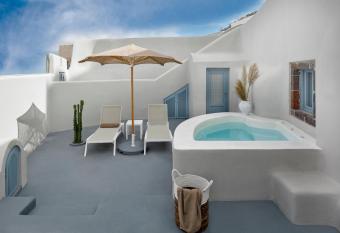 Luna Santorini Suites has rooms with a private hot tub