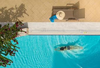 Rodos Park has rooms with a private hot tub