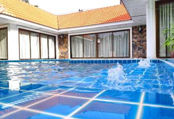 Baan Golden Pool Villa has rooms with a private hot tub