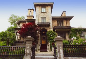 Rosemount Inn has Balcony rooms