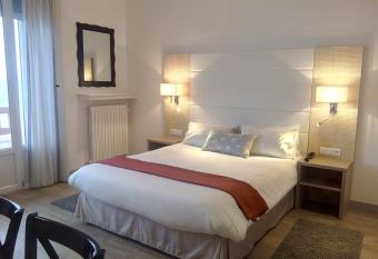 Hotel Uhainak allows 18 year olds to book a room