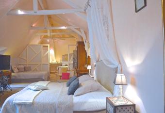 Le CDV - Bar Lounge & Chambres Insolites has rooms with a private hot tub