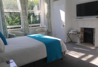 Croham Park B&B - Free Parking & Wi-Fi allows 18 year olds to book a room