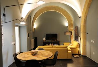 Anna & Salvo s House has Balcony rooms