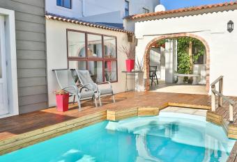 Abington Manor Fish Hoek Guesthouse allows 18 year olds to book a room