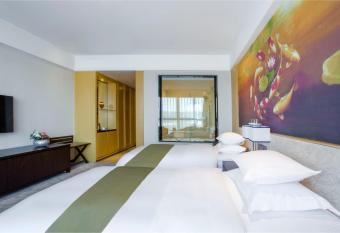 Hotels & Preference Hualing Tbilisi has rooms with a private hot tub