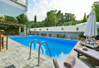 Neda Hotel has Balcony rooms