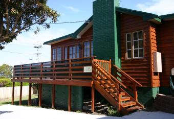 Cedar Cottages Blackmans Bay has Balcony rooms