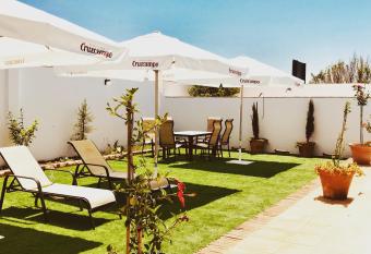 5 Soles Hostal Rural allows 18 year olds to book a room