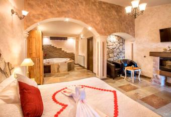 Sierra Palomera 2 allows 18 year olds to book a room