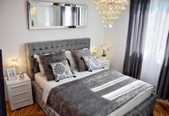Luxurious Apartment Majda, 2 bathrooms and free parking allows 18 year olds to book a room