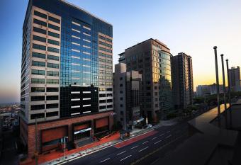 Best Western Jeju Hotel allows 18 year olds to book a room