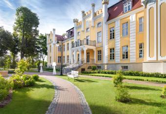 Relais & Ch  teaux Hotel Quadrille - Adults Only allows 18 year olds to book a room