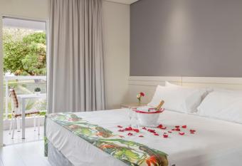 Valinhos Plaza Hotel has rooms with a private hot tub