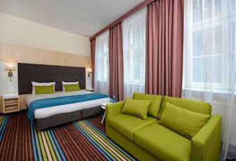 Stay inn Hotel Gda  sk allows 18 year olds to book a room