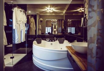 Boutique Hotel Opus One has rooms with a private hot tub