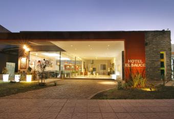 Hotel El Sauce allows 18 year olds to book a room