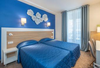 Hotel Terminus Montparnasse allows 18 year olds to book a room