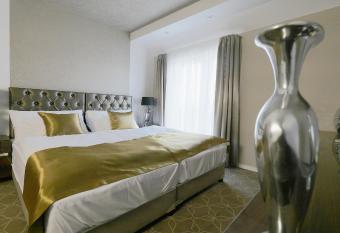 Hotel Merops M  sz  ros allows 18 year olds to book a room