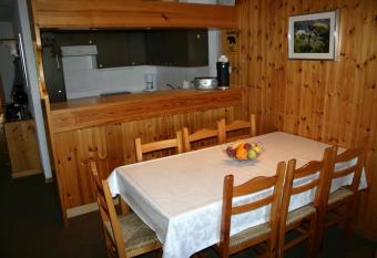 Mayens de l Ours MOUNTAIN & CENTER apartments by Alpvision R  sidences has Balcony rooms