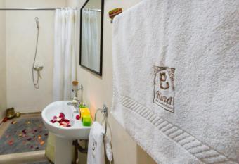 Riad Dar Benbrahim has rooms with a private hot tub