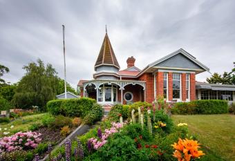Alexandria Bed and Breakfast allows 18 year olds to book a room