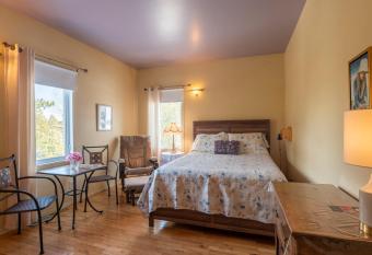 Auberge l'Interm  de du lac allows 18 year olds to book a room