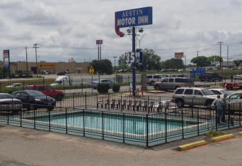 Austin Motor Inn has Smoking rooms