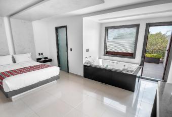 Six Hotel Guadalajara Expiatorio has rooms with a private hot tub