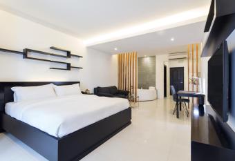 Winds Boutique Hotel has rooms with a private hot tub