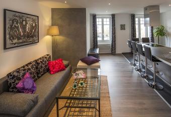 Les Loges du Chateau has Balcony rooms