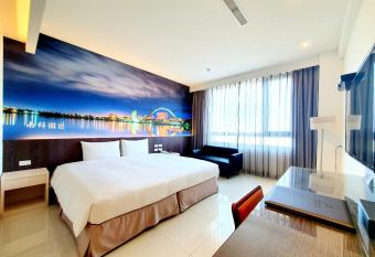 Larchotel allows 18 year olds to book a room