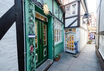 Romantisches Haus im Schnoor allows 18 year olds to book a room