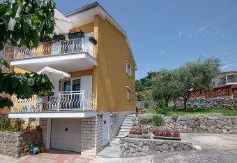 Ika Blue Studio has Balcony rooms