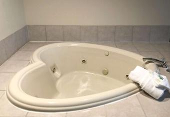 Quality Inn and Suites Boone - University Area has rooms with a private hot tub