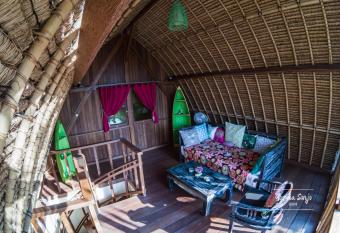 Kuda Laut Bungalows & Diving allows 18 year olds to book a room