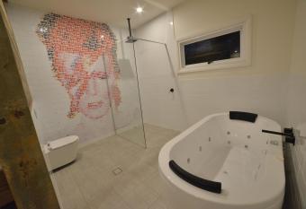 Boogie Woogie Beach House has rooms with a private hot tub