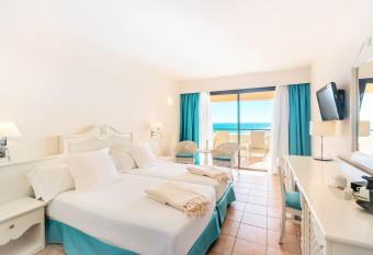 Iberostar Playa Gaviotas All Inclusive has rooms with a private hot tub