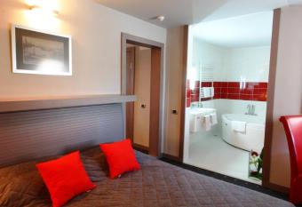 Garni Hotel Leopold I has rooms with a private hot tub