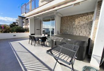 Astramaris Apartments has rooms with a private hot tub