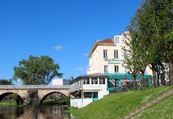 H  tel L Esturgeon has rooms with a private hot tub