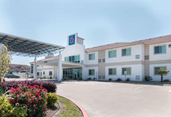 Motel 6 Hillsboro Tx has Smoking rooms