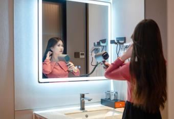 Henghe Select S Design Hotel - Guangzhou Baixin Square Flagship Store has rooms with a private hot tub