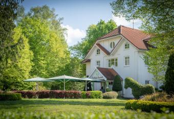 Parkhotel Neustadt Garni allows 18 year olds to book a room