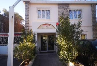 Hotel les Troenes allows 18 year olds to book a room