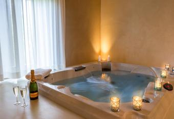 Le Silve di Armenzano has rooms with a private hot tub