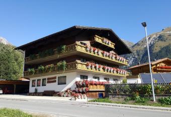 Ferienhaus Tirolerhof has Balcony rooms
