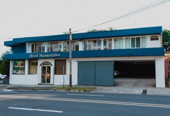 Hotel Manantiales El Salvador allows 18 year olds to book a room